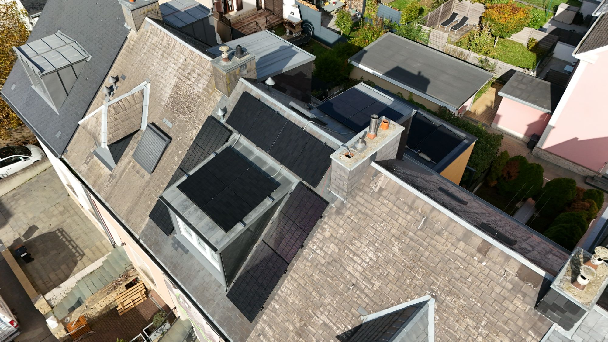 Toitures avec panneaux solaires — Céleste Énergie