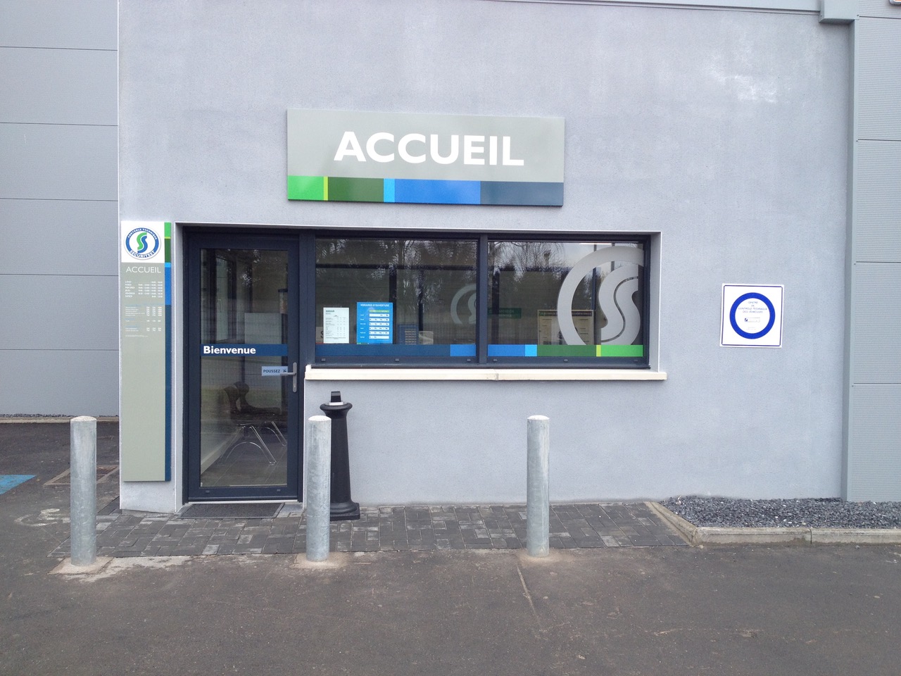 Enseigne lumineuse et façade commerciale — Pub'XL